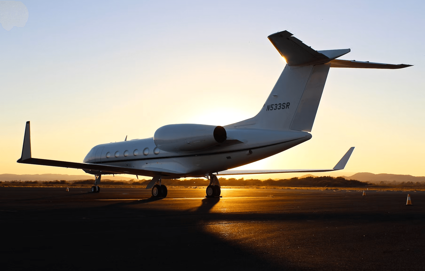 Privatjet på flygfält vid solnedgång — boka privatjet via privatjetflyg.se
